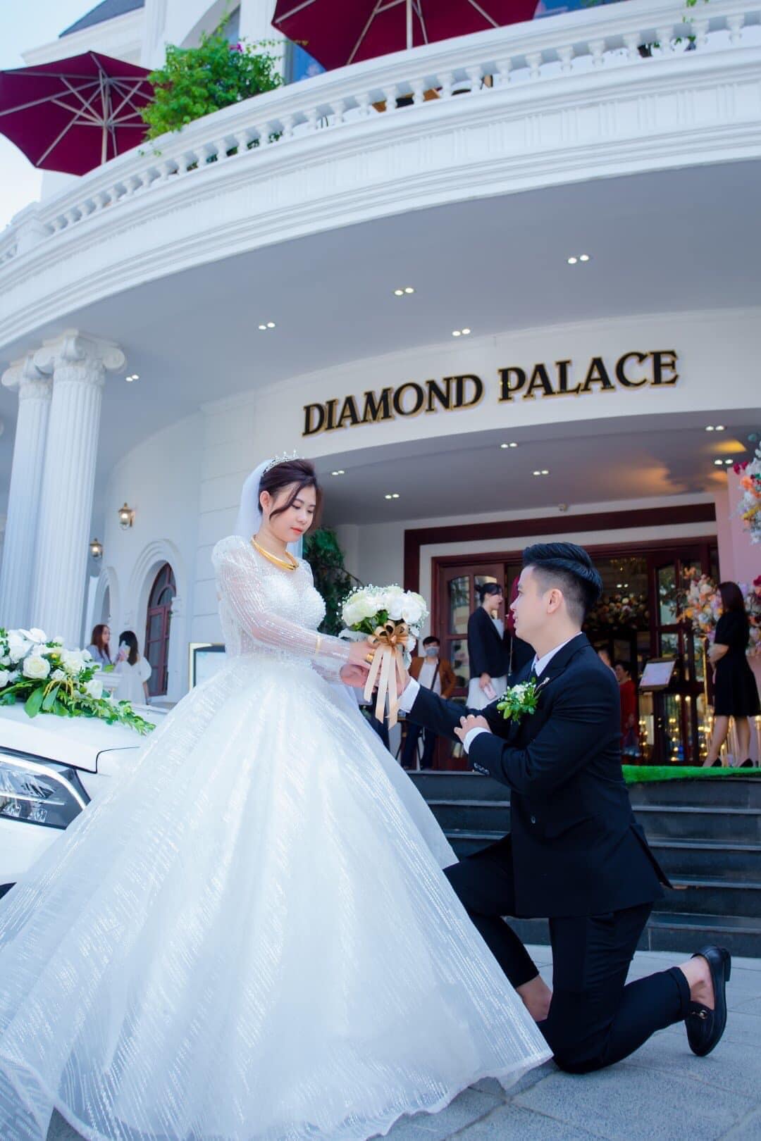 Tận hưởng không gian tiệc cưới rộng lớn và riêng tư trên ốc đảo thanh bình giữa lòng Hoà Bình của Grand Hotel.