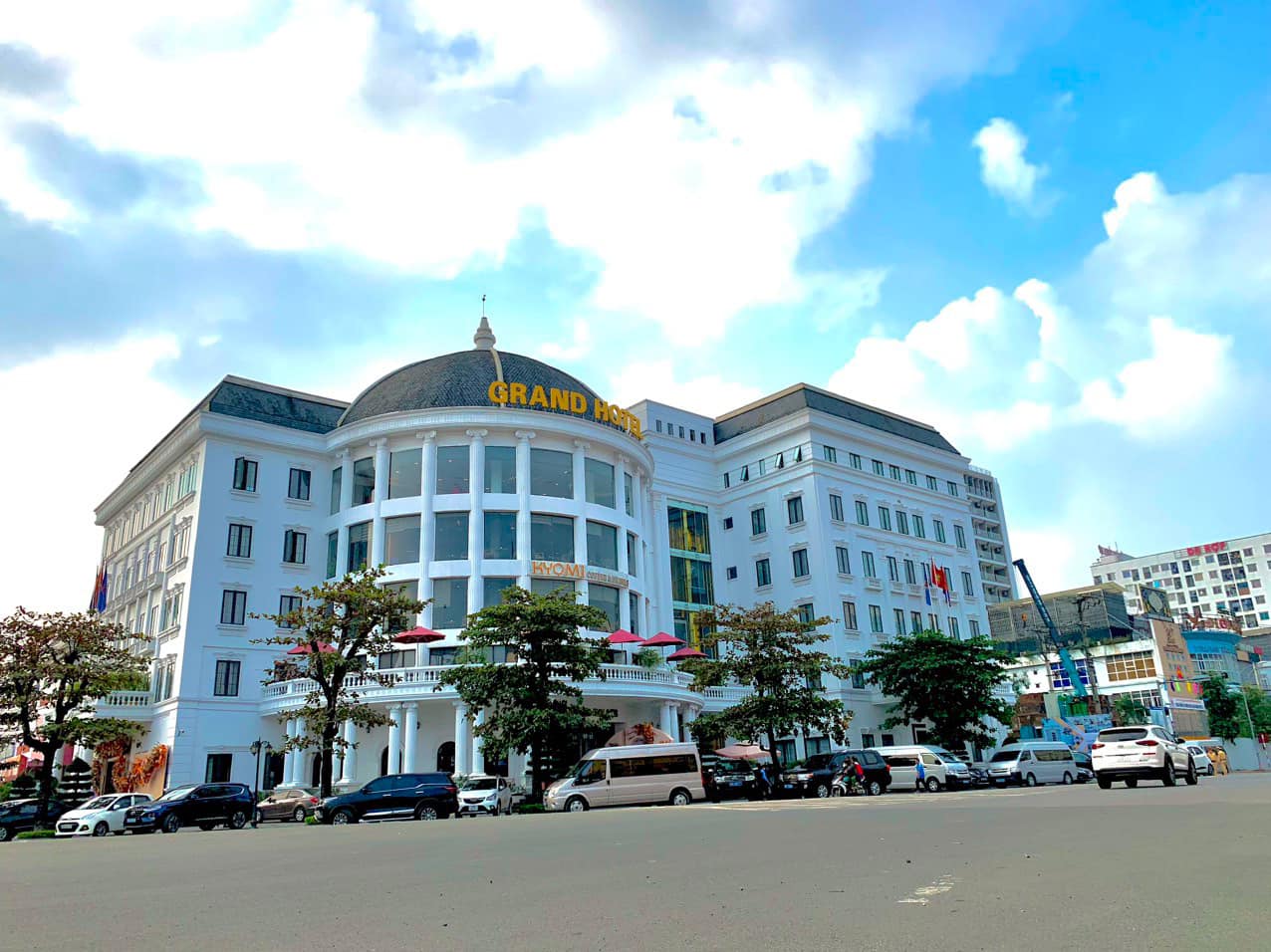 ☀ Với không gian và vị trí tuyệt đẹp, tọa lạc trên tầng 3-4 của Grand Hotel, Kyomi Coffee là nơi để khách hàng thư giãn,